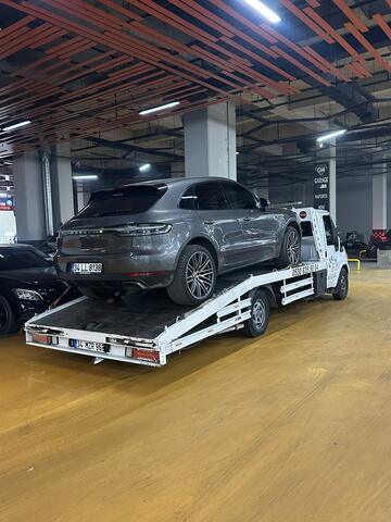 Kapalı otoparkta Porsche Macan lüks araç taşıma — Rio Oto Kurtarma